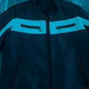 This is a nice vintage leather jacket, worn two times no rips stay clean